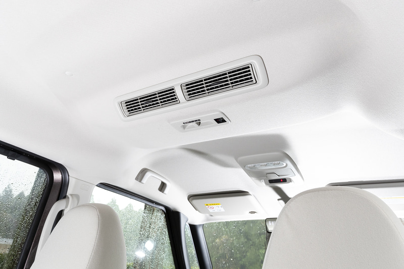 車内の空気を循環させるリアサーキュレーターはスマートなトリム一体型を採用。プラズマクラスター機能を内蔵したほか、スイッチ部分を下側にすることで運転席からの操作も可能に