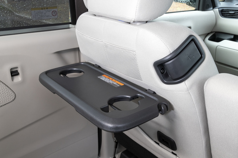 助手席背面のテーブルはG、Tグレードに標準。オプションで運転席背面にも装着可能。ショルダー部のレバーを引くことで運転席からも助手席背もたれの操作が可能