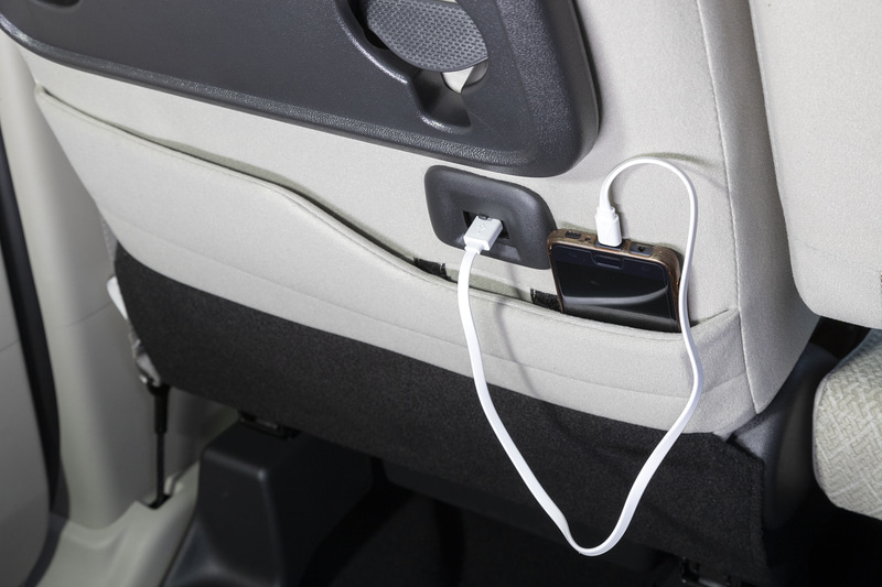 下部には充電用USBポートも用意