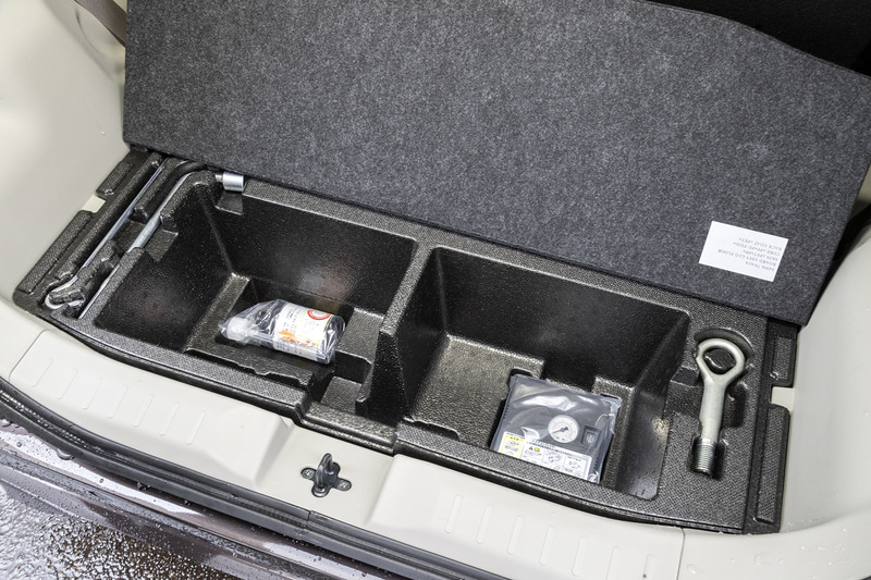 ラゲッジフロア下部にはパンク修理キットと工具が収納される