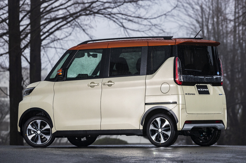 撮影車両はターボエンジン車のTグレード。ボディカラーはナチュラルアイボリーメタリックとサンシャインオレンジメタリックルーフの2トーン