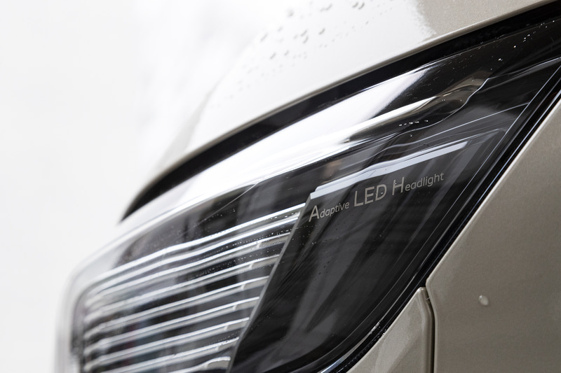 G、Tグレードにオプション設定されるアダプティブLEDヘッドライト