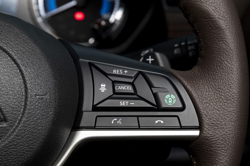 右側スポーク部にはマイパイロットやACCのスイッチがある