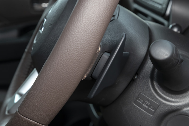 ターボ車には開発陣が「世界トップクラスの操作フィーリング」と胸を張るパドルシフトを装備。装着位置も三菱車の標準だったコラム部からステアリング裏に変更されている