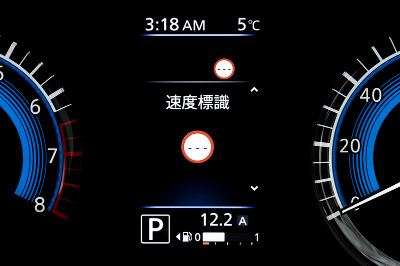 インフォメーションディスプレイには各種情報の表示が可能。グリップコントロールは4WDモデルのみの設定