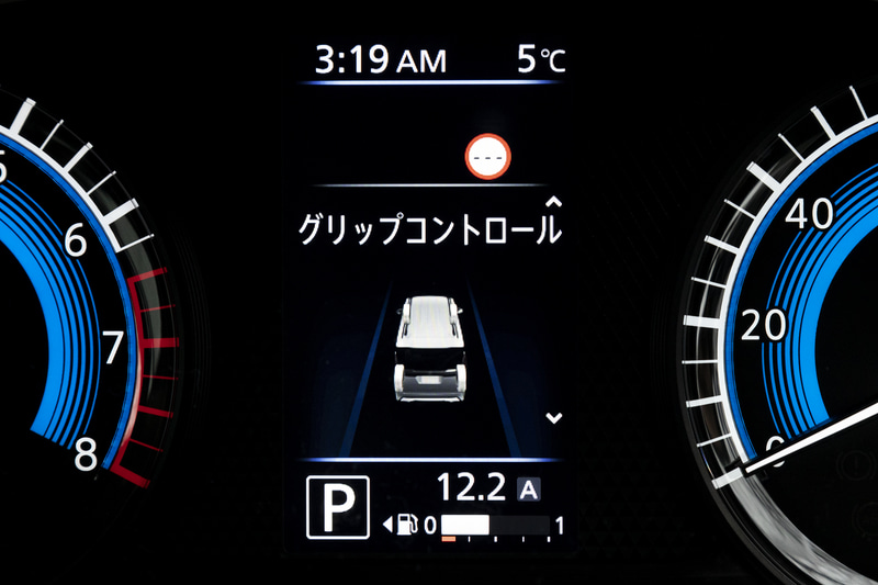 インフォメーションディスプレイには各種情報の表示が可能。グリップコントロールは4WDモデルのみの設定