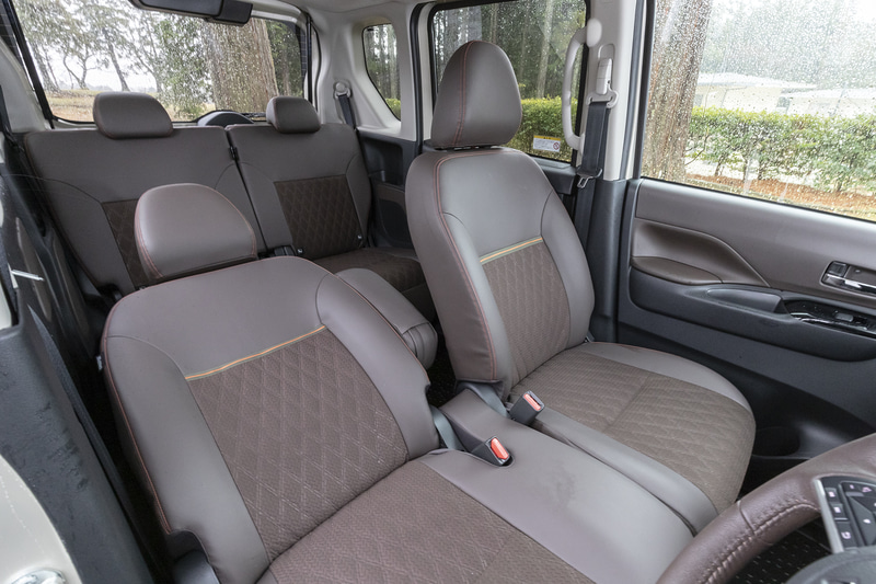 プレミアムインテリアパッケージの場合、シート表皮は合成皮革とファブリックのコンビネーションに。助手席前倒しレバーは標準では非装着