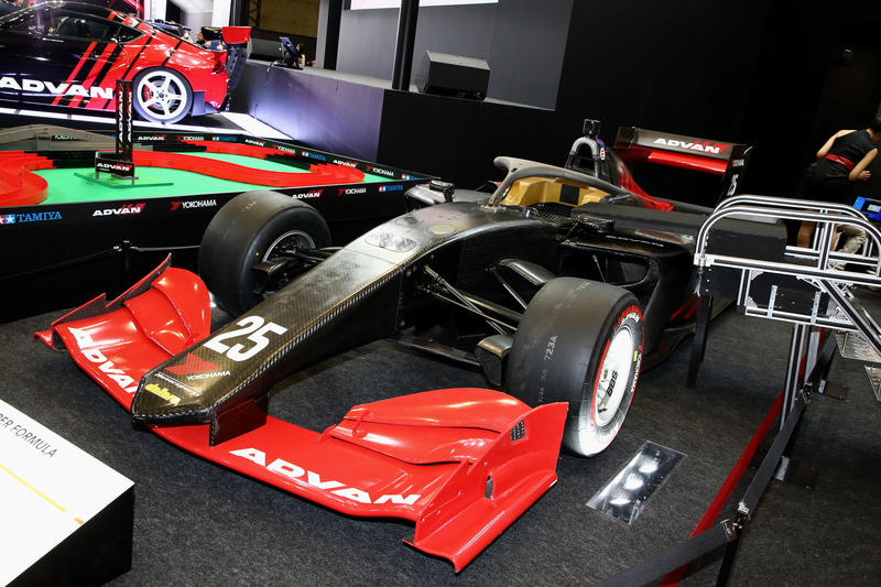 「TOKYO AUTO SALON 2020」で展示された「SF19」のADVANカラーを再現した
