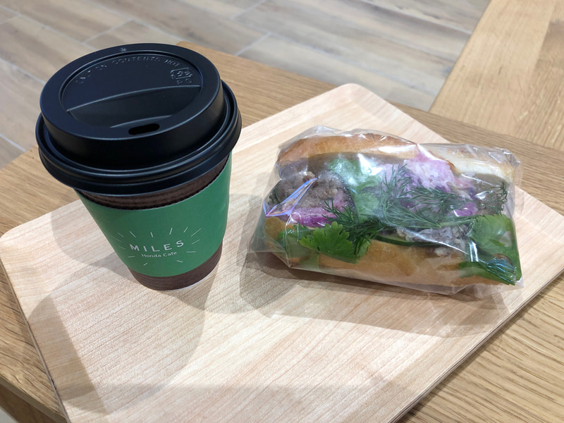 過去開催も含め、F1開催国にちなんだサンドイッチが6種類ある中で、私が選んだのはベトナムの「牛肉のバインミー」。そして「宗一郎の水」で入れたオリジナルコーヒーです。サンドイッチはパクチーたっぷりで、シッカリとした味付けの牛肉とのハーモニーがとっても美味！　かなりパンにかみごたえがあるので、歯に不安のある人は要注意です（笑）。コーヒーはスッキリとした苦味の後に深い余韻が続くようで、こちらもおいしかったですよ～（個人の感想です）