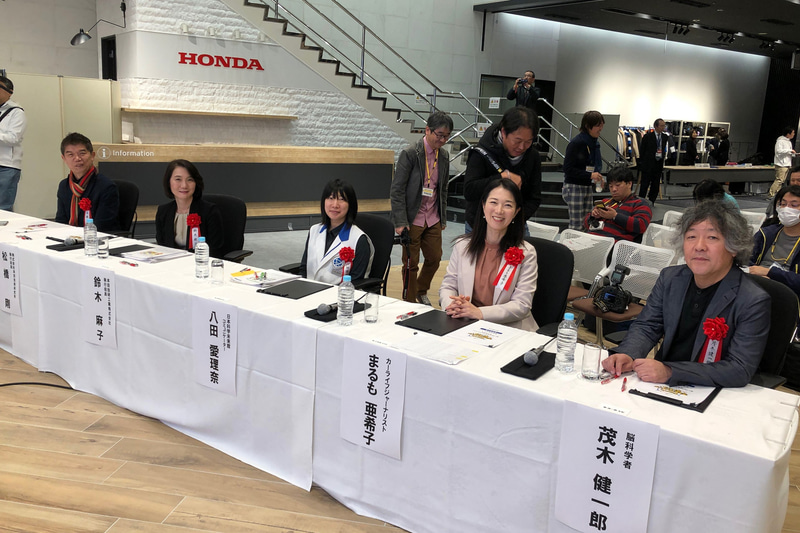 「第17回子どもアイディアコンテスト」の最終審査会で、今年も審査員を務めさせていただきました。審査委員長の茂木健一郎さん（写真右）と日本科学未来館で未来コミュニケーターとして活躍している八田愛理奈さん（右から3人目）がとても建設的に審査してくださり、本田技研工業の役員のお2人がものづくりのプロの目で審査してくださるのに対して、何のスキルもない私は直感頼み（笑）。ですが、子供たちの一生懸命さにいつも感動しています