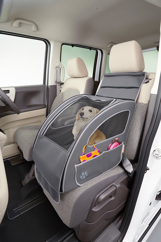 「ペットシートプラスわん」のメッシュカバーを閉じた状態。小型犬1頭、または超小型犬2頭に対応する