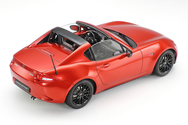 フロント＆ミドルルーフが格納されたオープン状態（写真はキットを組み立て、塗装したもの）