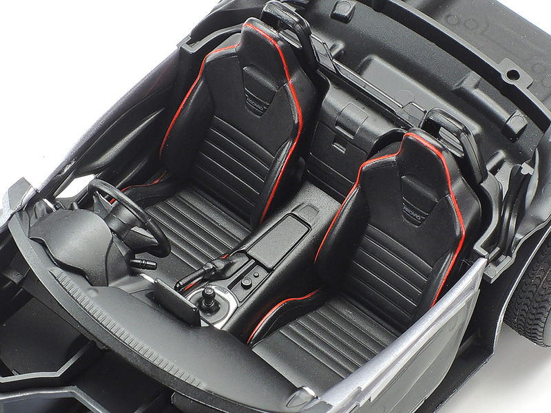 RSグレードに標準装備されるレカロシートを再現。シートバック中央のロゴはスライドマーク（写真はキットを組み立て、塗装したもの）