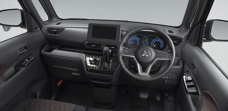 eKクロス スペースの室内はブラックを基調とし、上質な空間を演出