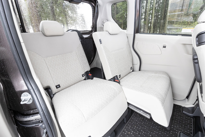 クラストップの後席シートスライド量で快適な居住空間を確保