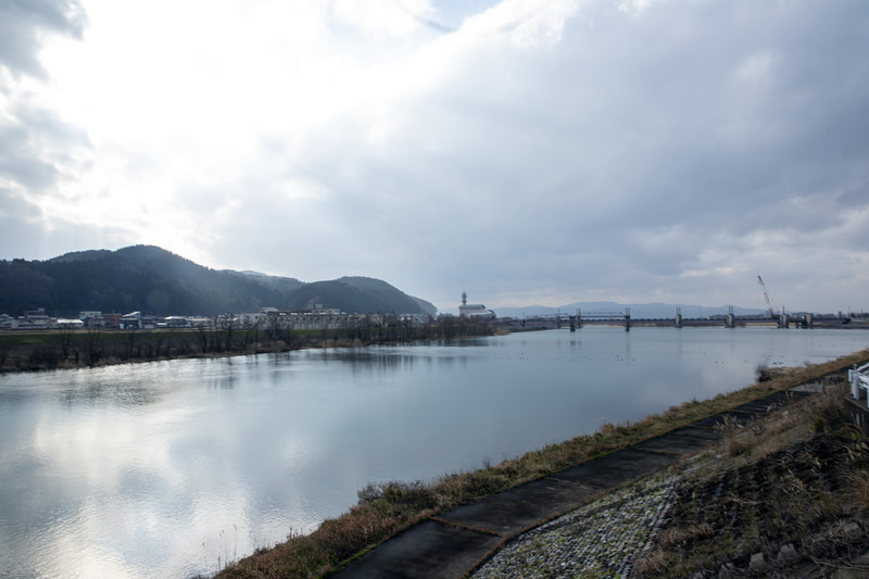 九頭竜川沿いに広がる永平寺町。町名にもある永平寺は世界的にも有名な禅の修行道場。九頭竜川より南は役場を含むにぎやかなエリア。中心部は鉄道や路線バスも通り便利で住みやすそうな環境だが、川の上流に行くと風景はのどかになる