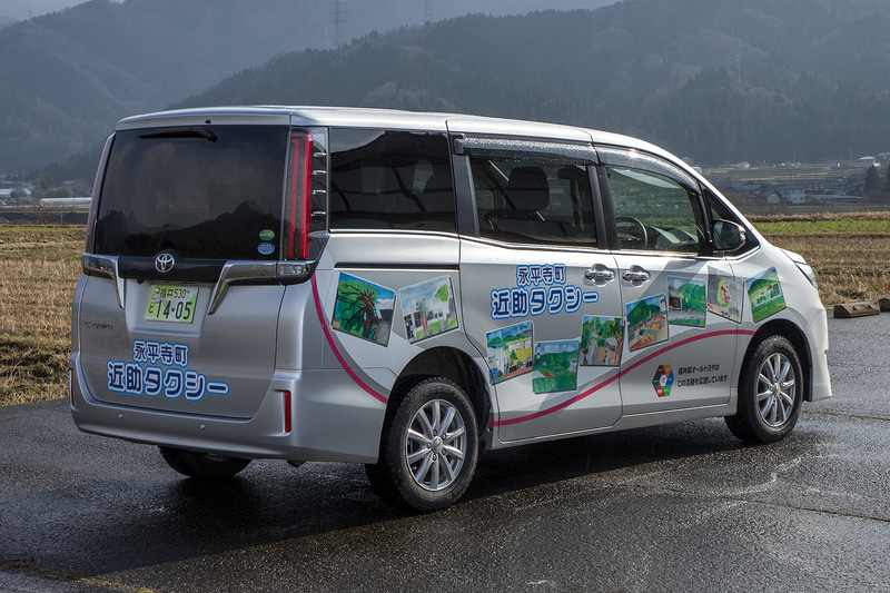 永平寺町が導入しているのが、トヨタ「エスクァイア」をベースに乗り降りのしやすさや3列シートへの乗り込みを容易にした多人数送迎車「ウェルジョイン」。定員は7名