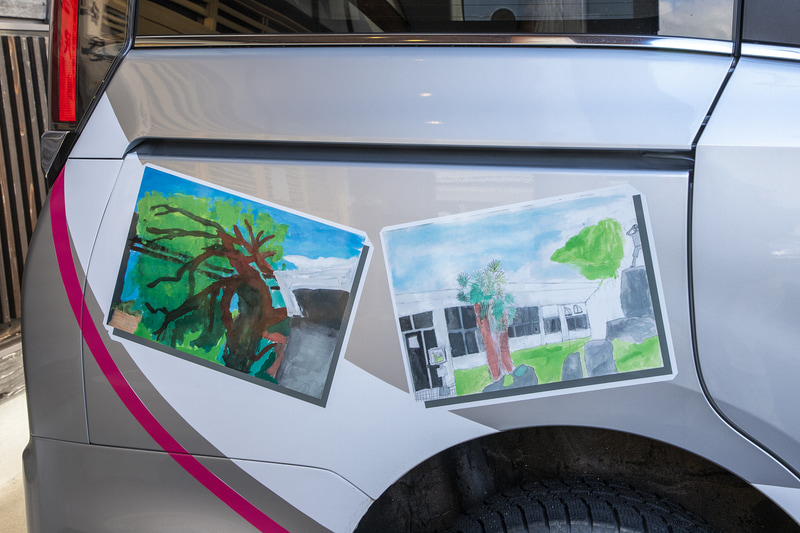 ボディ両サイドに描かれるイラストは、近助タクシーが運行する地区にある志比北小学校の子どもたちが描いたもの