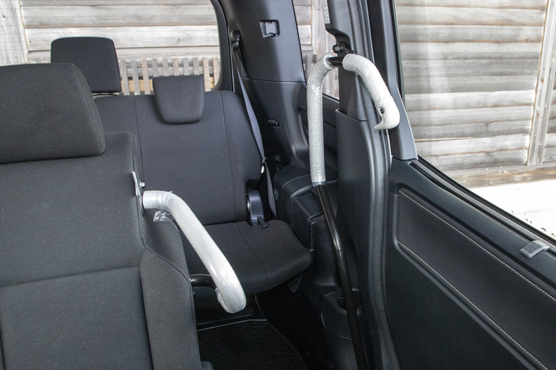 3列目へのアクセスのため手すりが要所に追加される。手すりの位置はとても考えられていて乗り降りの身体の動きに対して使いやすかった