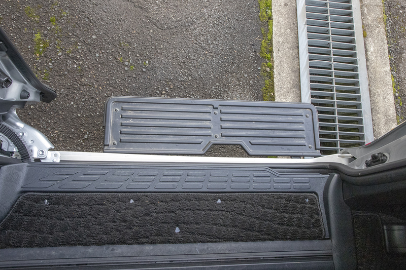 左スライドドアを開けると自動で出てくるステップは、位置、幅、そして高さすべてちょうどいい感じ。実際の乗り降りでも足への負担が大幅に軽減されていることが感じられた