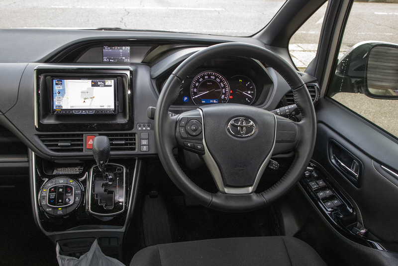 前席は標準車と同じ