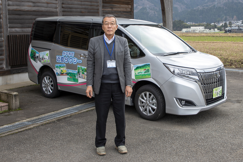 志比北地区振興連絡協議会長の川崎直文氏。「元気な高齢者が支え手にまわろうじゃないか」という考えから、近助タクシーのドライバーは定年により仕事をリタイヤした町民男性に依頼していて、現在は川崎氏を含む12名が登録されている