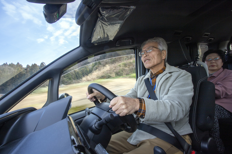近助タクシーの車内ではドライバーや利用者同士の会話が生まれる。そうした人とのつながりから多くの情報が入るので、利用者はもちろん利用されていない方を含めた見守りにもなる