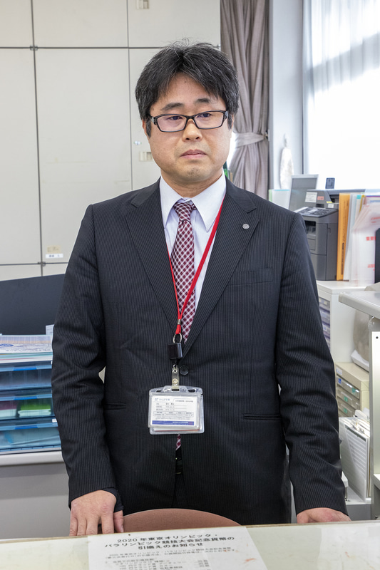 浄法寺郵便局長の吉川泰正氏。この地で育った地元の方なのでドライバーと同様、地域のことには詳しい