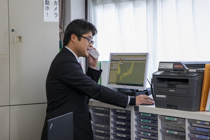 郵便局に置かれた電話と端末で予約を管理する