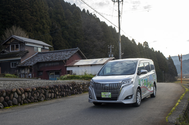 ドライバーを務める方は高齢であっても運転経験豊富で、新たに講習も受けているので乗っていて安心感があった。こういう方の横に乗せてもらうと「運転は年齢ではなく、その人の心構え次第だ」とつくづく感じる