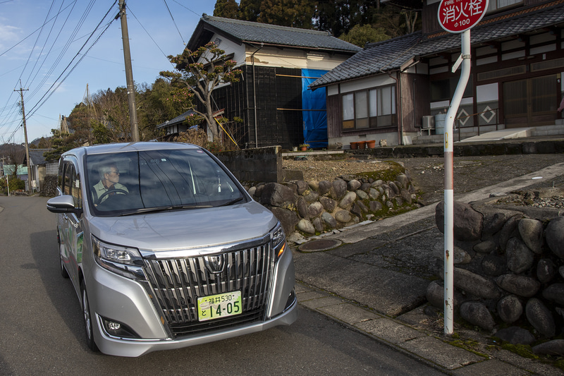 大谷氏の運行に同行してみた。利用者が乗車しやすいよう転回させてステップのある左側を家の側に付けるのに思いやりを感じた