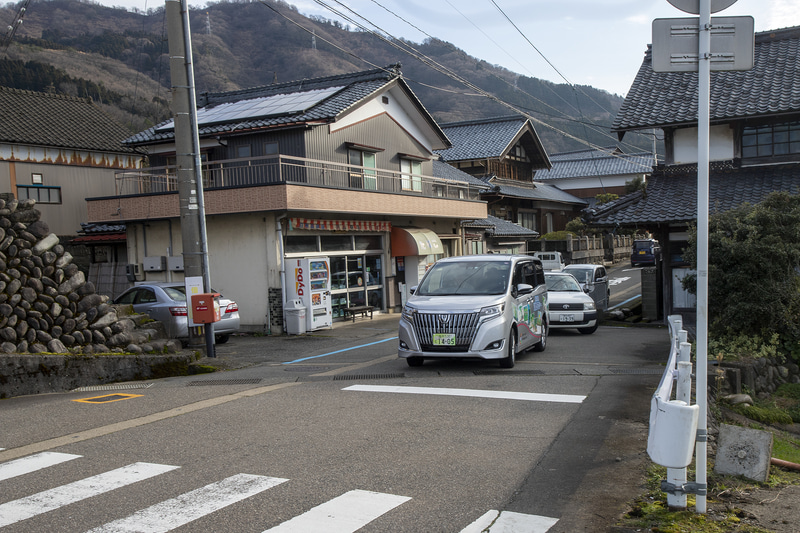 安全運転で次の利用者の自宅へ向かう。1人暮らしのお年寄りにとっては便利であると同時に、人と話ができる楽しい時間でもあった