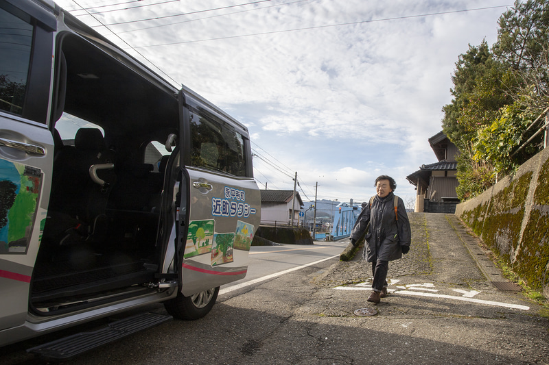 次の利用者の自宅前はクルマが入れなかったのでそばで待つ