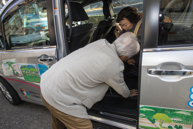 乗り込み補助を行なう。荷物を持っていたのでシートベルトがしにくかったが、そこもサポートする