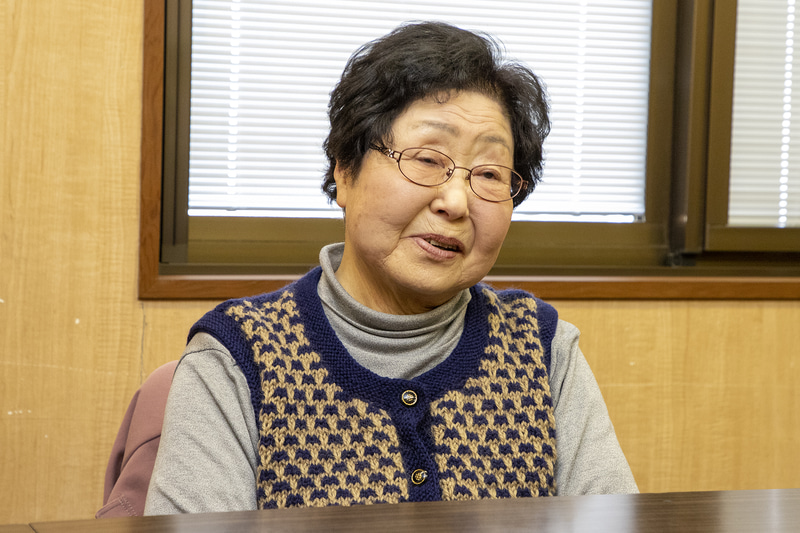 今川冨美子さん。バス停までそう遠くないが、足腰が弱ってしまったので歩くと3回は休んでいたという。近助タクシーは自宅前まで来てくれることが一番ありがたいと語っていた