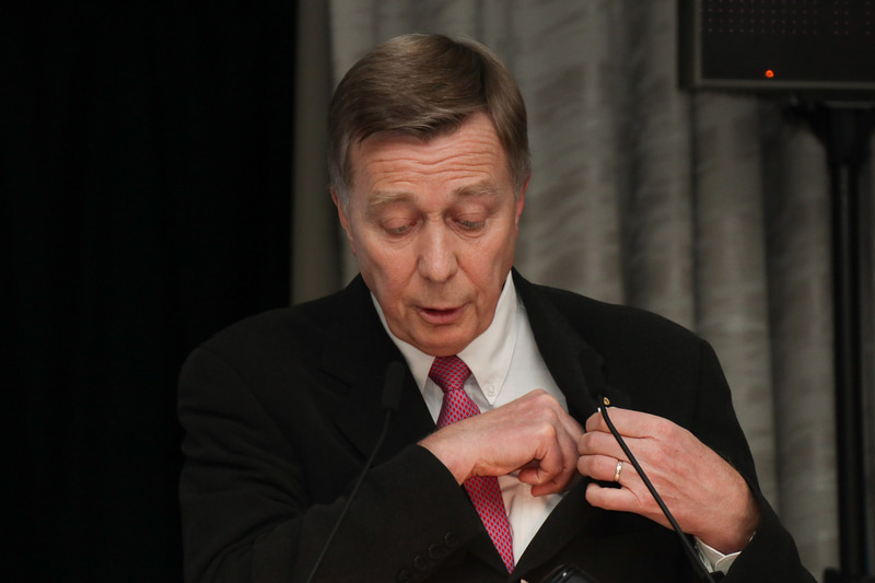 ルロワ氏が常に身につけて持ち歩いているという「リーダーシップに関する10の要素」を書き記したカード。販売の現場で会ったスタッフに、この中の「ファイティングスピリットを持ち続けよう」「情熱的であれ」という2点を伝えているという