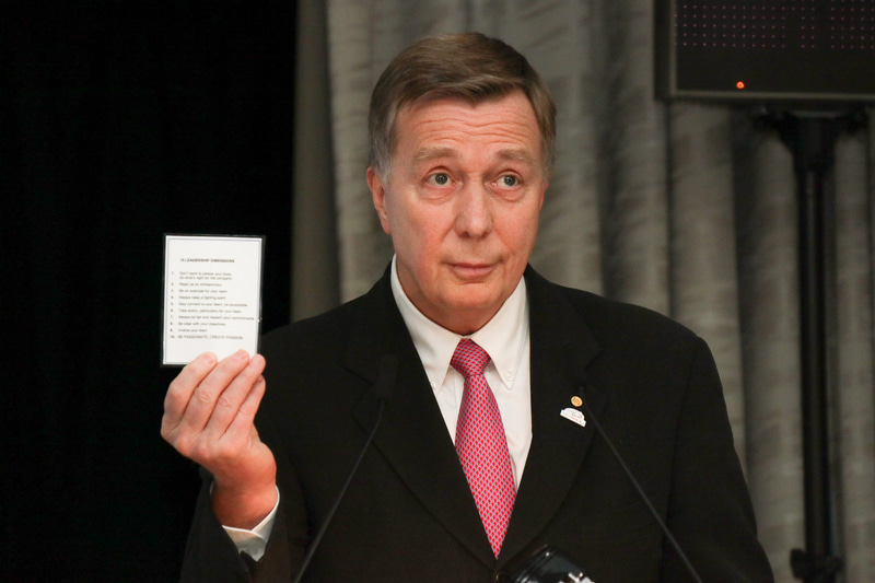 ルロワ氏が常に身につけて持ち歩いているという「リーダーシップに関する10の要素」を書き記したカード。販売の現場で会ったスタッフに、この中の「ファイティングスピリットを持ち続けよう」「情熱的であれ」という2点を伝えているという