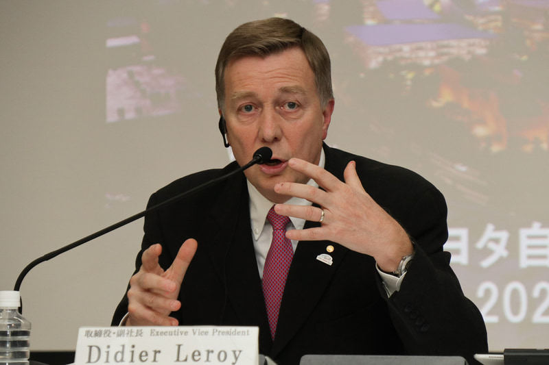 英国の“ハイブリッドカーを含むガソリン車、ディーゼル車の2035年販売禁止”について説明するルロワ氏