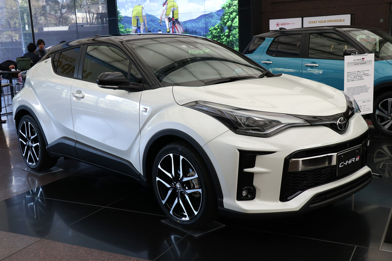 「C-HR S-T “GR SPORT”」（ブラック×ホワイトパールクリスタルシャイン）