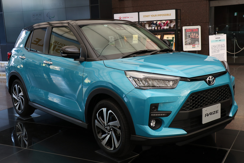 同日に1月の車名別販売台数で1位になったと発表された「ライズ Z」（ブラックマイカメタリック×ターコイズブルーマイカメタリック）