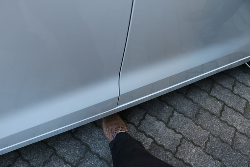 足をかざす場所は、助手席のドアと後部スライドドアの真ん中あたり