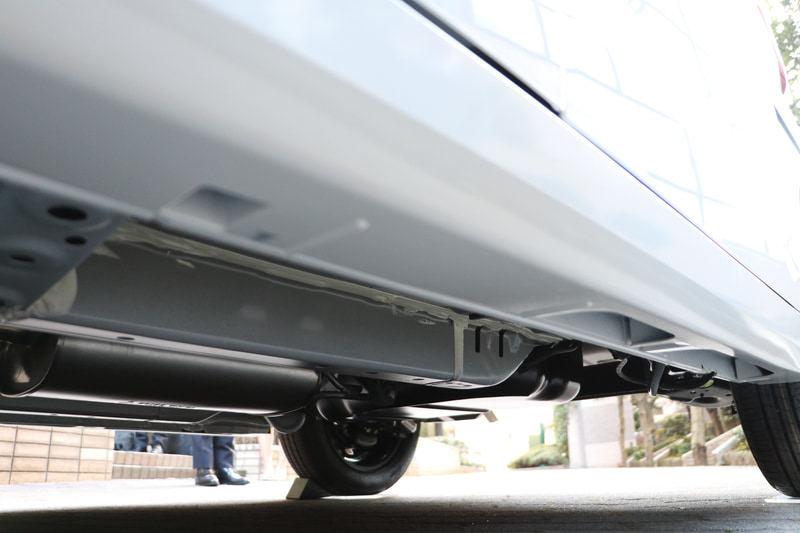 床下の凸と凸の間にハンズフリーオートスライドドアのセンサーがある