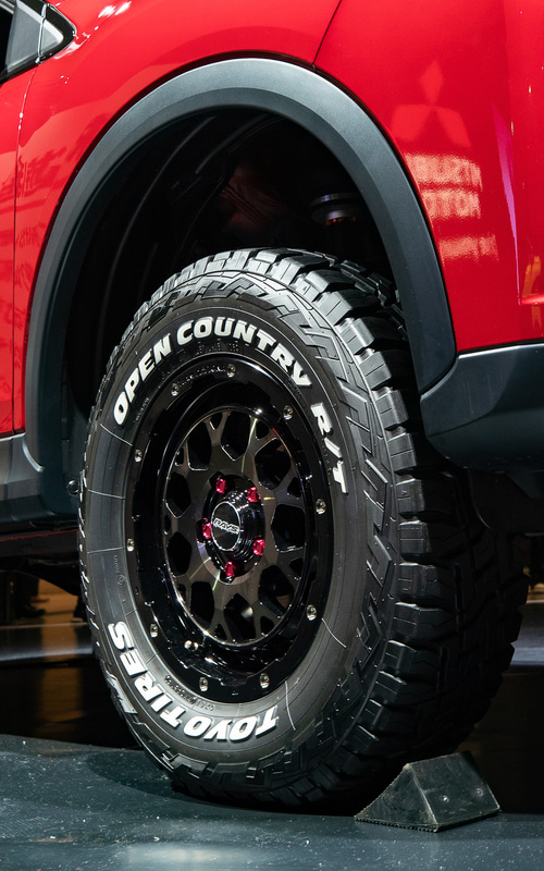 「エクリプス クロス　週末探検家仕様」に「OPEN COUNTRY R/T」ホワイトレター（235/70R16 106Q）を装着