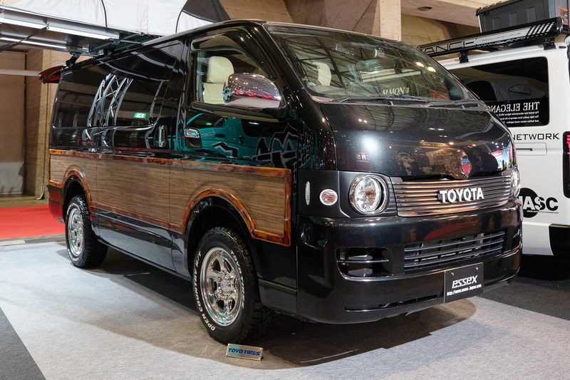 CRSが制作した「ハイエース」にはOPEN COUNTRY R/T ホワイトレター（215/65R16 C 109/107Q）を装着