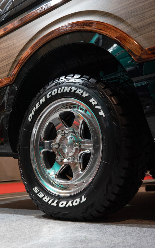 CRSが制作した「ハイエース」にはOPEN COUNTRY R/T ホワイトレター（215/65R16 C 109/107Q）を装着