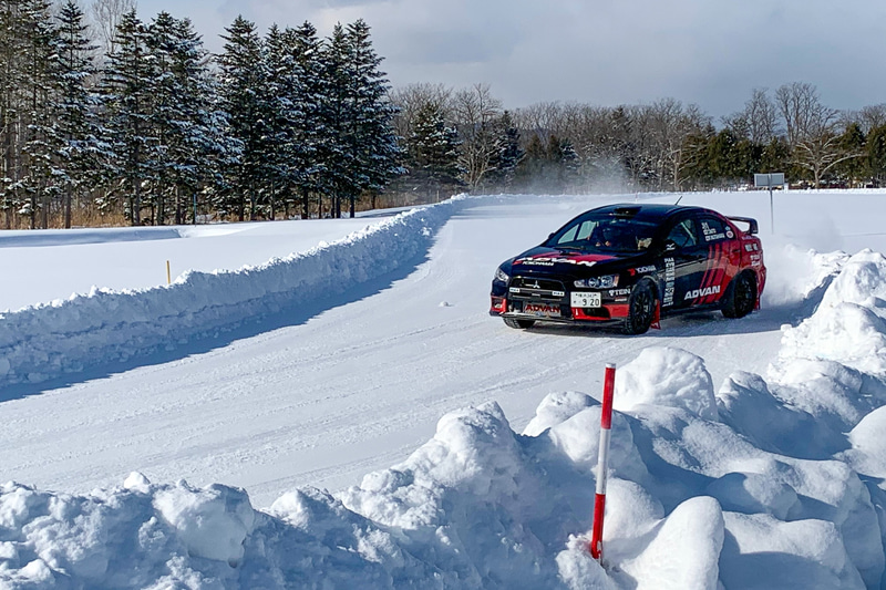 クレストに向かって姿勢を変えるADVAN LANCER