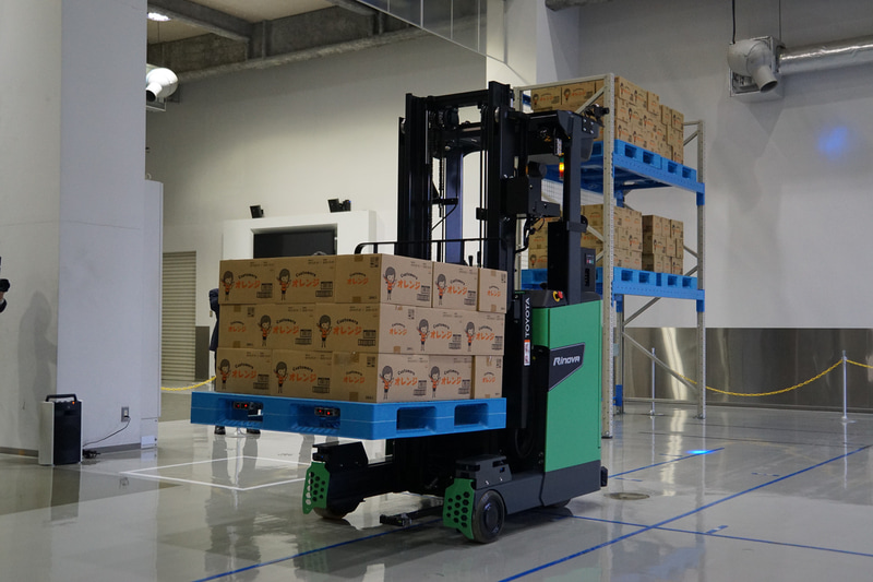 無人で作業をこなすRinova AGF。有人による操作も可能