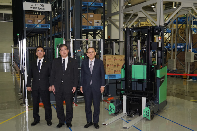 株式会社豊田自動織機 トヨタL＆Fカンパニー 執行職 R＆Dセンター長の一条恒氏（左）、日本通運株式会社 ロジスティクスエンジニアリング戦略室 専任部長 中野喜正氏（中央）、株式会社豊田自動織機 トヨタL＆Fカンパニー プレジデントの水野陽二郎氏（右）によるフォトセッション