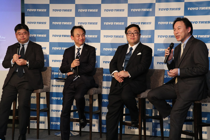 TOYO TIREの登壇者2人とゲスト2人の計4人でディスカッションが行なわれた