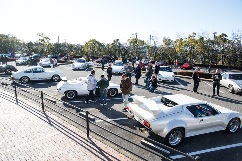 P1駐車場で行なわれた「サーキットの狼ミーティング」。来場者も興味津々で展示車両を見学していた